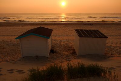 Strandhuisjes op het Texelse strand bij zonsondergang