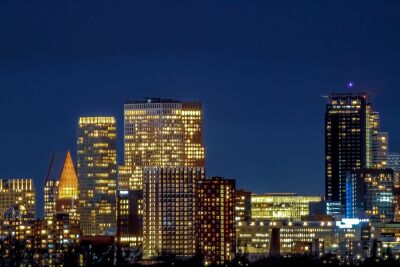 Skyline Den Haag bij nacht