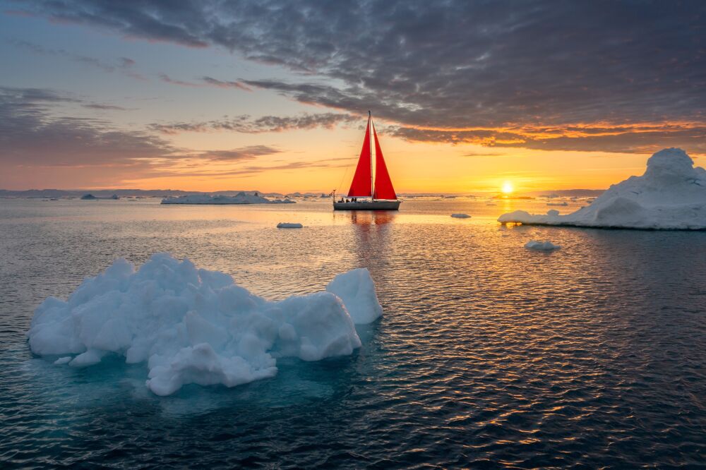 Zeilboot met rode zeilen in Groenland