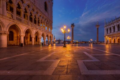 Een leeg San Marco plein in de vroege uurtjes