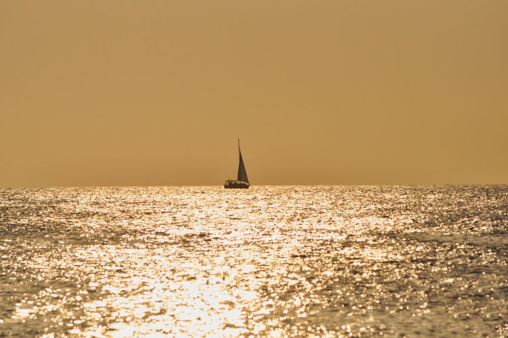 Zeilboot op "gouden" zee