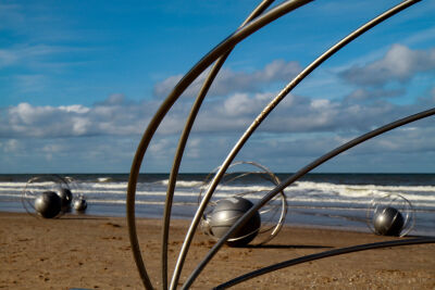 Kunstwerk Gekooide ballen op het strand in Scheveningen