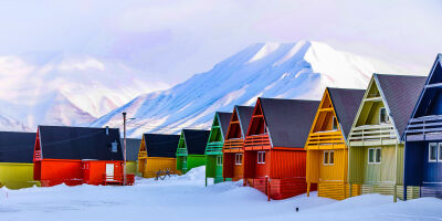 kleurrijke huisjes van Spitsbergen / colorful houses of Svalbard