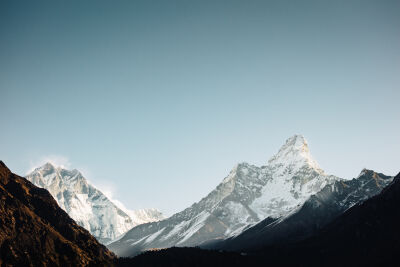 Eerste zonnestralen op Mount Everest en Mount Ama Dablam in de Himalaya