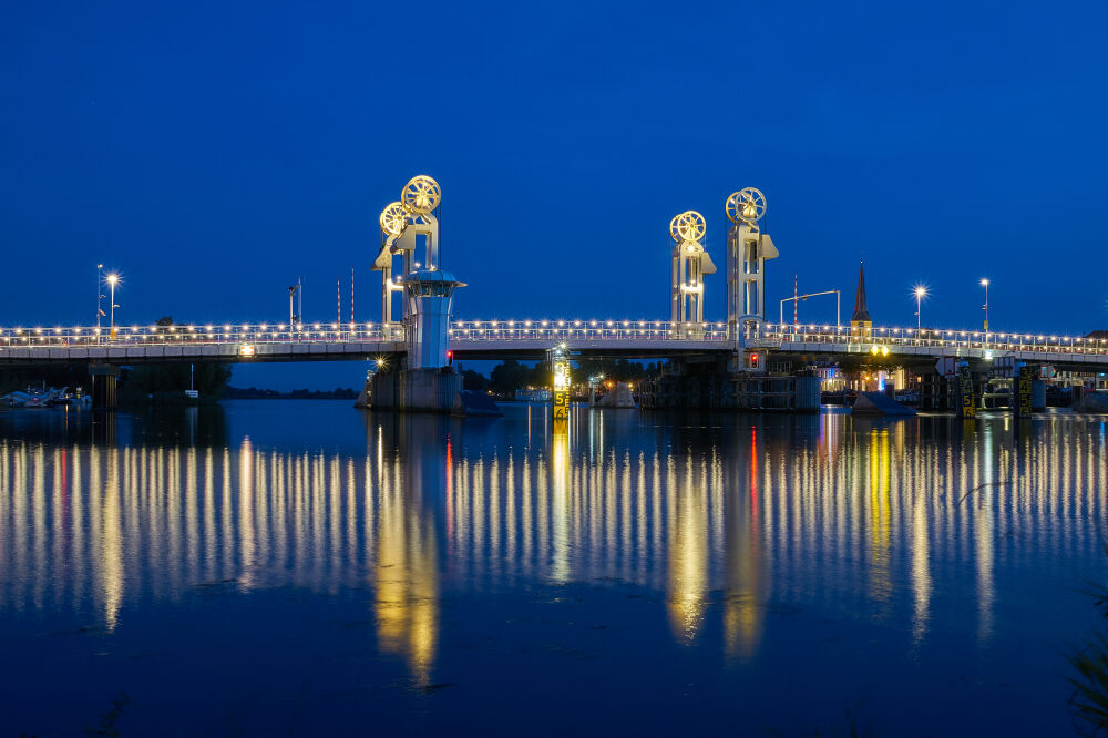 Stadsbrug Kampen in het blauwe uurtje
