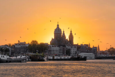 Zonsondergang aan de skyline van Amsterdam
