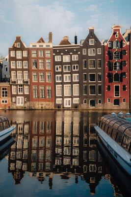 Grachtenpanden Amsterdam aan het Damrak in het gouden uurtje