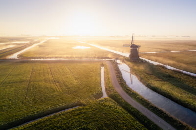Drone foto van zonsopkomst bij de molen in Friesland