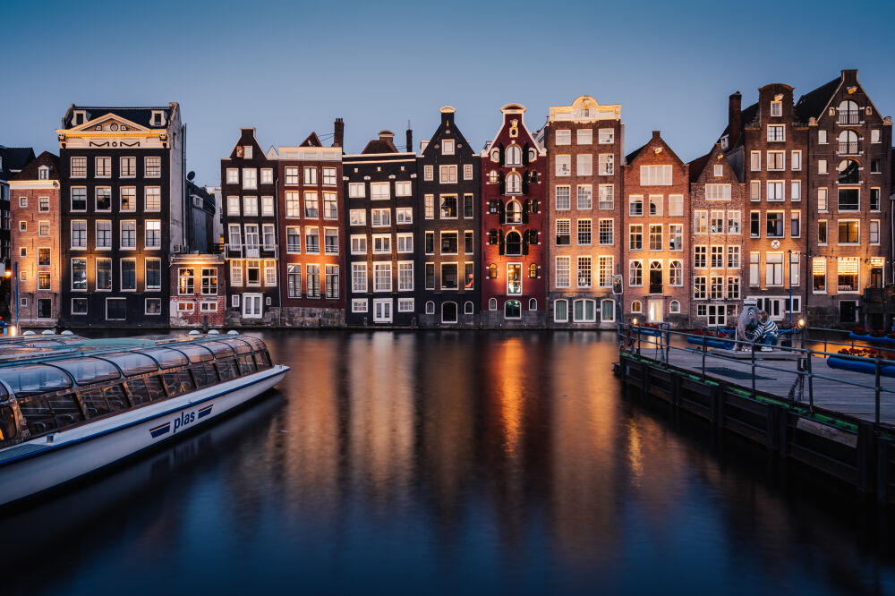Damrak Amsterdam bij nacht
