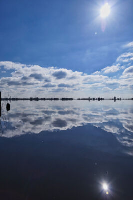 Wolken en reflectie op het Tjeukemeer