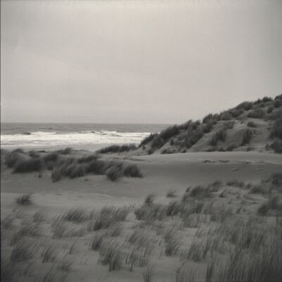 De zee, het strand en de duinen op Texel gefotografeerd met een oude camera op film