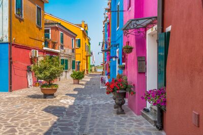Burano plein met kleurrijke huizen
