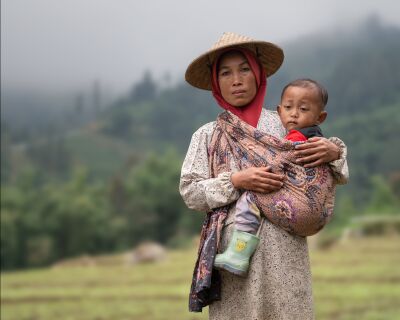 Javaanse vrouw met haar kind in Centraal Java