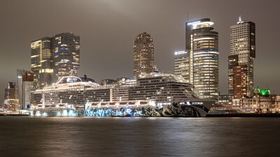Kop van Zuid met het Cruiseschip MSC Euribia aan de kade bij Cruise Terminal Rotterdam