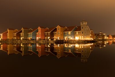 Reitdiep haven bij nacht weerspiegeld in het water