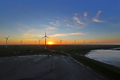 Windturbines bij Eemshaven bij ondergaande zon