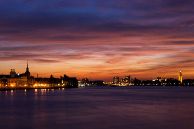Spectaculaire zonsondergang boven de skyline van Dordrecht en Zwijndrecht