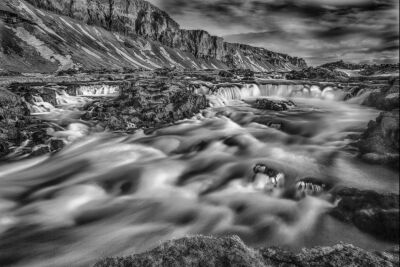 Watervallen in de bergen op IJsland
