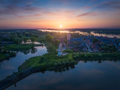 Hollands dorpje bij zonsondergang vanuit de lucht