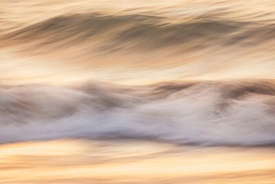Beweging van golven in zee tijdens zonsondergang