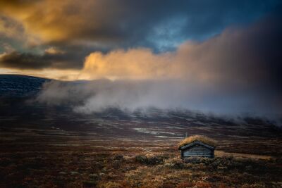 Berghut morgens in Noorwegen in het landschap