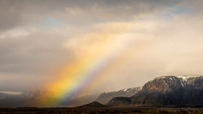 Dramatische regenboog die de IJslandse bergen verlicht