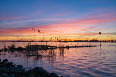 Spectaculaire zonsopkomst boven de river de Merwede bij Boven-Hardinxveld