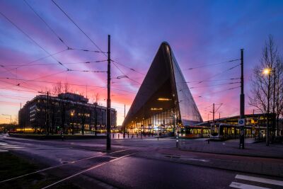Kleurrijke zonsondergang bij Rotterdam Centraal