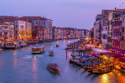 De Ponte di Rialto brug op Venetië tijdens zonsondergang