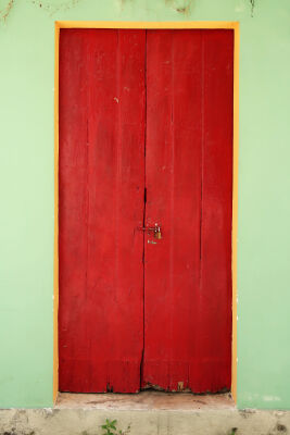 de oude rode deur .