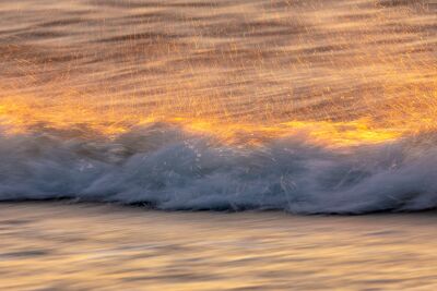 Bewegende golven tijdens zonsondergang