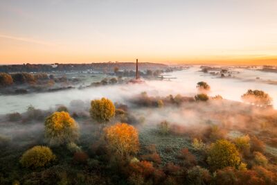 Steenfabriek mist herfst