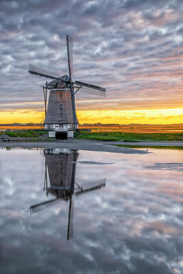 Molen het Noorden met reflectie, Texel.