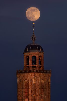 Volle maan boven de Lebuinuskerk in Deventer