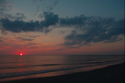 Mooie wolkenlucht bij zonsondergang op het strand van Texel