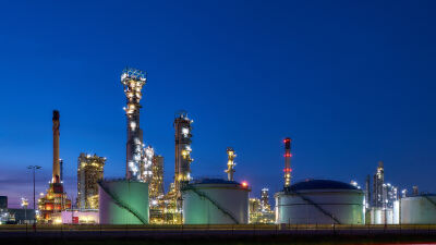 Petrochemische industrie in de Botlek tijdens het blauwe uur