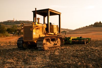 Gele tractor in Toscane