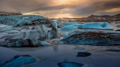 Gletsjermeer op IJsland met een mooie zonsondergang