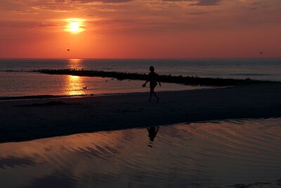 Wandelen op het strand bij zonsondergang op het strand van Texel