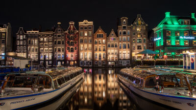 Amsterdam Damrak in de avond