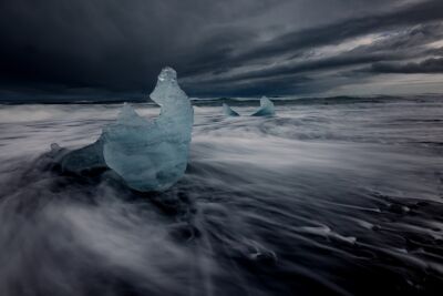 IJsblokken van het gletsjermeer in zee