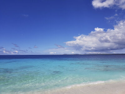 Bonaire - Strand met blauwe zee en wolken