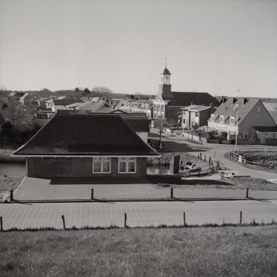 Dorpsgezicht op De Cocksdorp vanaf de dijk gefotografeerd met een oude camera