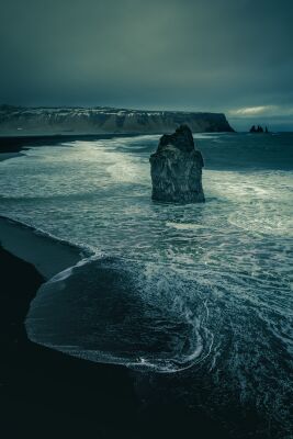 Donker landschap op IJsland aan zee