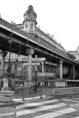 Straatbeeld rond Pont de Bir Hakeim in Parijs | zwart-wit
