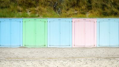 Zomers gekleurde strandhuisjes aan zee bij de badplaats Domburg