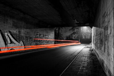 Lichtsporen van een auto in een tunnel