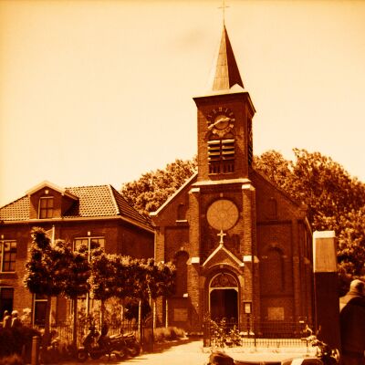 De RK kerk Francisca Romana in De Cocksdorp Texel gefotografeerd met een oude camera