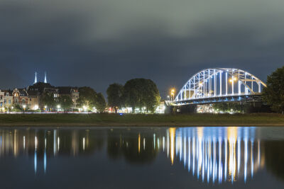 Wilhelminabrug over de IJssel in Deventer in de avond