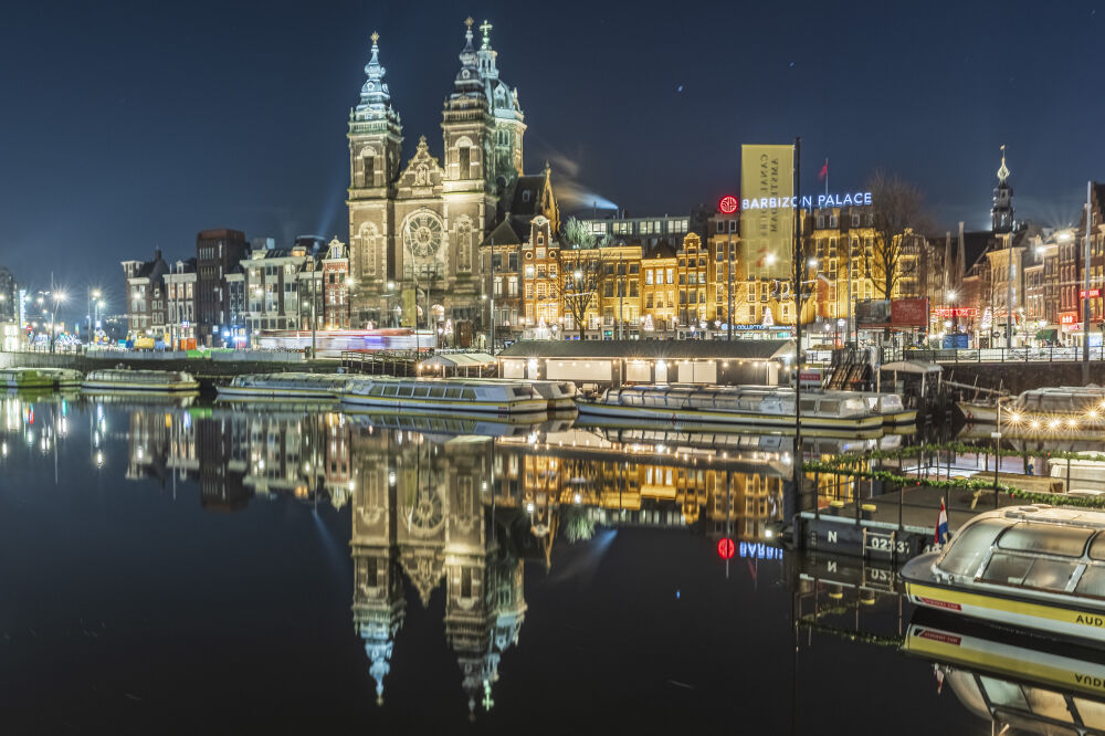Kerk in Amsterdam met reflectie